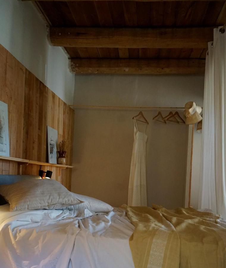 Can Tat, Loft In A Old Coach House Sant Jordi Desvalls Exterior photo