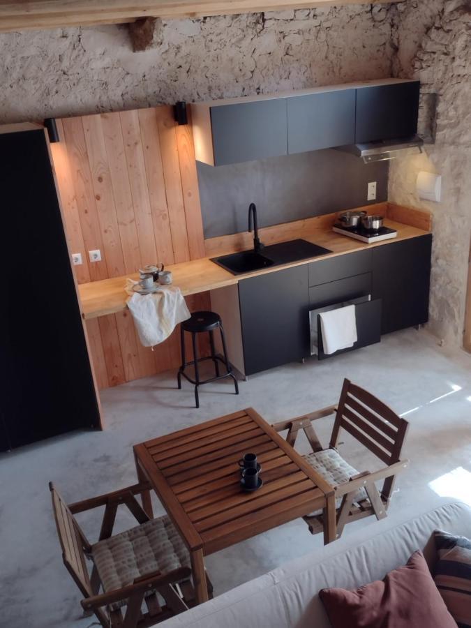 Can Tat, Loft In A Old Coach House Sant Jordi Desvalls Exterior photo