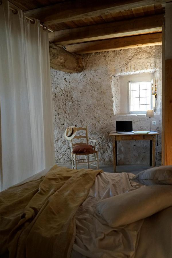 Can Tat, Loft In A Old Coach House Sant Jordi Desvalls Exterior photo