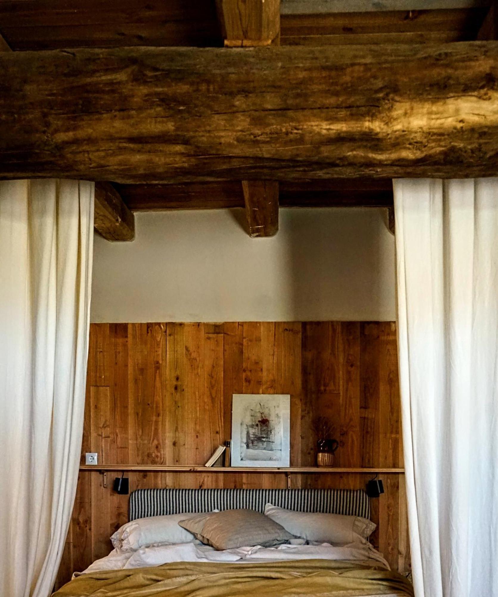 Can Tat, Loft In A Old Coach House Sant Jordi Desvalls Exterior photo
